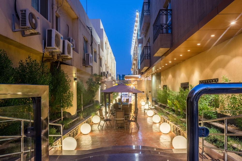 Al Muhaidb Al Takhasosi Suites Riade Exterior foto