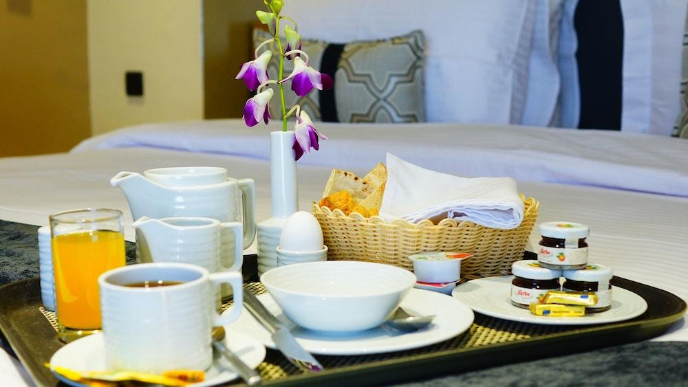 Al Muhaidb Al Takhasosi Suites Riade Exterior foto